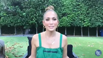New Balance Staud Woven Top usado por Jennifer Lopez en The Tonight Show Starring Jimmy Fallon el 23 de mayo de 2020