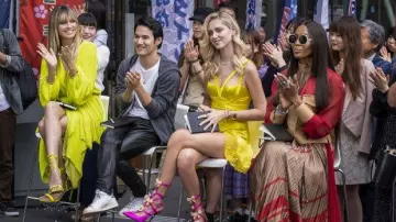 La robe jaune courte Versace portée par Chiara Ferragni dans Making the Cut (Saison 1) sur Amazon Prime Video