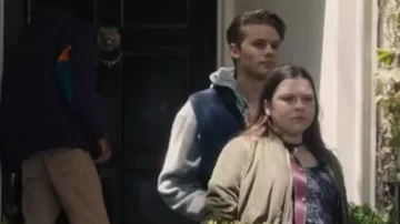 The bomber khaki Kate (Hannah zeile junction) in This Is Us (S02E01)