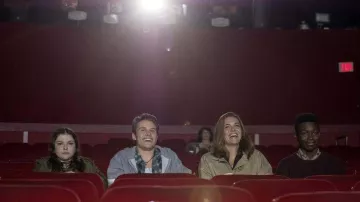 The necklace choker black worn by Kate (Hannah zeile junction) in This Is Us (S02E01)