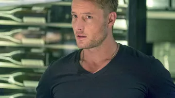 La camiseta de cuello en V usada por Kevin Pearson (Justin Hartley) en This Is Us (S02E01)