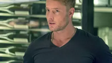 Le collier chaîne porté par Kevin Pearson (Justin Hartley) dans This Is Us (S02E01)