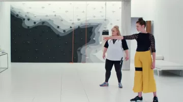 Mi Jong Lee jaune moutarde cullotes Printemps 2018 portées par Joséphine Chesterfield (Anne Hathaway) dans l'Agitation de La