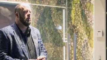Le blazer à motif floral porté par Toby Damon (Chris Sullivan) dans This Is Us (S02E01)