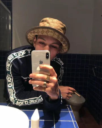 Le bob Gucci porté par Larry sur son compte Instagram @larrysogoodnolove