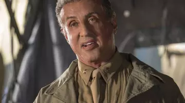 La veste kaki militaire portée par Sylvester Stallone qui joue son propre rôle dans This Is Us (S02E03)