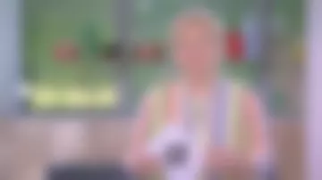 La blouse en lin et coton boutonnée sur le devant de Anne-Élisabeth Lemoine dans C à Vous