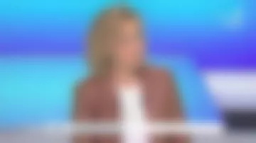 Chaqueta de cuero marrón de Caroline Roux en C dans l'air