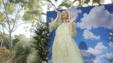The gown in organza wedding dress with flower embroideries of Katy Perry in the video Never Really Over (Live on Good Morning America / 2020)