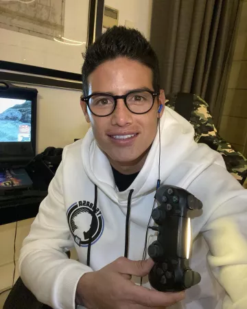 The controller of Playstation 4 in black used by James Rodríguez on his account Instagram @jamesrodriguez10