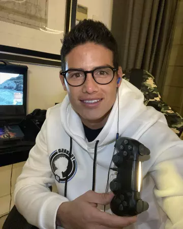The controller of Playstation 4 in black used by James Rodríguez on his account Instagram @jamesrodriguez10
