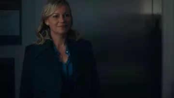 Blue Fit­ted Shirt worn by Sara Hammon (Samantha Mathis) in Billions Season 5 Episode 2