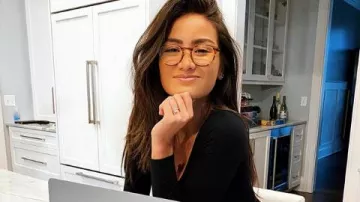 Brun Lunettes portées par Caila Quinn dans Le Bachelor Saison de 24