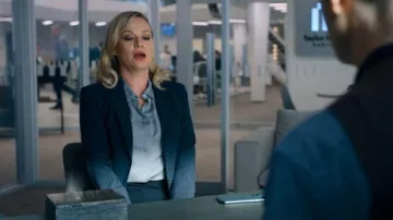 Blue Fit­ted Silk Shirt worn by Sara Hammon (Samantha Mathis) in Billions Season 5 Episode 3