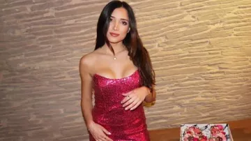 Mini vestido strapless de lentejuelas rosa usado por Nicole Lopez-Alvar en The Bachelor Temporada 24