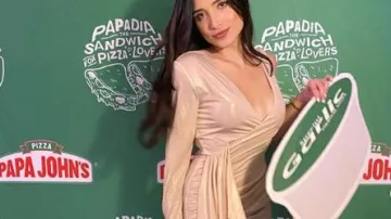 Vestido asimétrico de cortina metálica dorada usado por Nicole Lopez-Alvar en The Bachelor Temporada 24