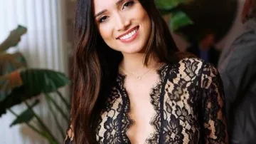 Dentelle noire à Manches Longues Combinaison portée par Nicole Lopez-Alvar dans Le Bachelor Saison de 24