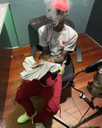 Y-3 de Baseball Casquette rouge porté par Quando Rondo sur son Instagram account @quando_rondo