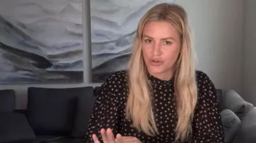 Ganni Polka Dot Print Bluuse usada por Morgan Stewart en E! Noticias mayo 27, 2020