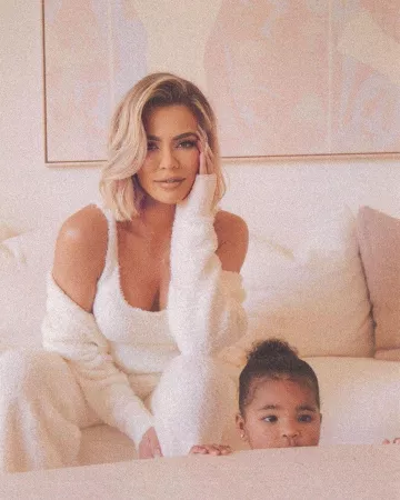 Skims Cozy Knit Pant in Bone usado por Khloé Kardashian en Instagram el 24 de mayo de 2020