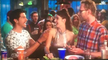 Le dos nu métallisé  porté par Claire Chust dans la série Scènes de ménages du 28.05.2020