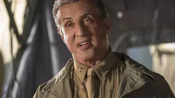 La chemise kaki portée par Sylvester Stallone qui joue son propre rôle dans This Is Us (S02E03)