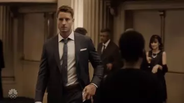La veste de costume grise portée par Kevin Pearson (Justin Hartley) dans This Is Us (S02E05)