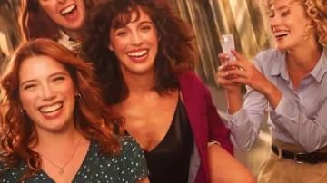 Le blazer étoile rose de Lola (Silma López) dans Valeria (S01E01)