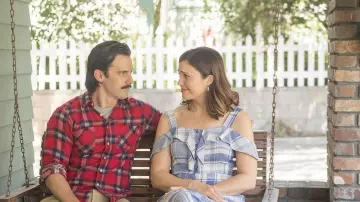 Les créoles en argent portées par Rebecca Pearson (Mandy Moore) dans This Is Us (S02E05)