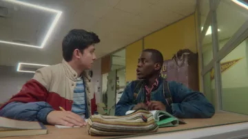 The shirt leopard pink Eric Effiong (Ncuti Gatwa) in Sex Education (S02E01)