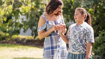 La jupe denim portée par Kate (Mackenzie Hancsicsak) dans This Is Us (S02E05)