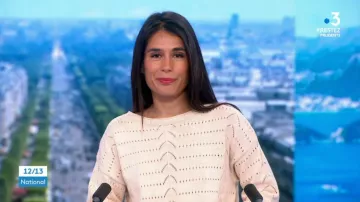 Le pull maille ajourée beige de Émilie Tran Nguyen dans 12/13 Journal de France 3