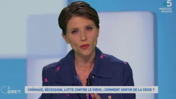 The denim jacket Basquiat, with delicate embroidered flowers of Melanie Taravant in C to tell the 28.05.2020