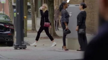 Saint Laurent de couleur Marron, Sac portés par Kirby Anders (Maddison Brun) dans Dynastie (S03E08)