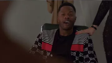 Gucci cardigan imprimé porté par Jeff Colby (Sam Adegoke) dans Dynastie (S03E13)