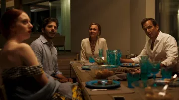 Bleu verrerie comme on le voit dans d'Azur (S02E07)