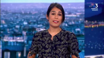 La blouse col rond à manches courtes bleu marine de Émilie Tran Nguyen dans 19/20 le 28.05.2020