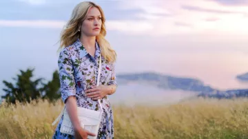 Erdem shirt midi robe portée par Georgina Clios (Julia Stiles) à la Riviera (S02E01)