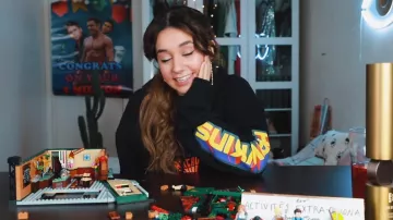 Le sweatshirt à capuche Palace Arcade (Stranger Things) porté par Léna Situations dans la vidéo Moi aussi je m'ennuie de ouf. || Léna Situations