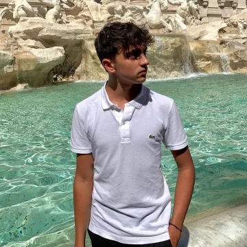 Le polo blanc Lacoste porté par Inoxtag sur son compte Instagram @inoxtagytb 