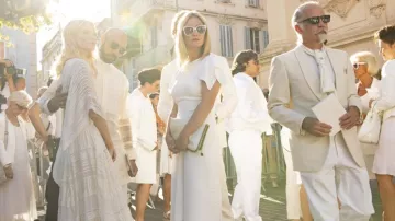 Roland Mouret Warren Étirement Asymétrique en Viscose Midi Robe Blanche portée par Georgina Clios (Julia Stiles) à la Riviera (S02E07)