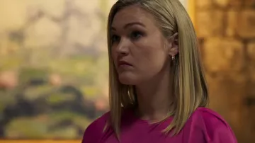 Khaite Cynthia satin midi robe de couleur Rose Vif porté par Georgina Clios (Julia Stiles) à la Riviera (S02E08)