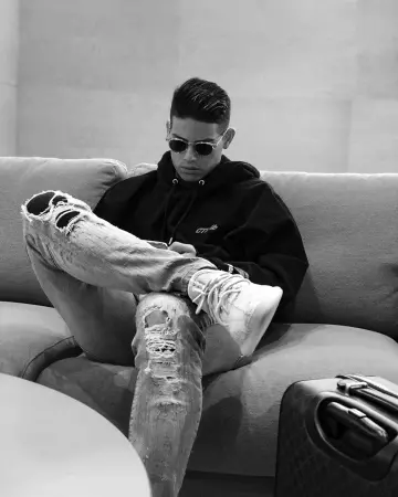 The suitcase Louis Vuiton brown James Rodríguez on his account Instagram @jamesrodriguez10