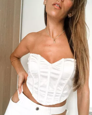 Los jeans con bolsillos cortados que lleva Amelie Dias en su cuenta de Instagram @amelie.dias