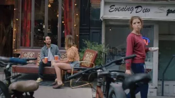 Zueco de ante marrón usado por Emily Savitsky (Erica Pappas) en Love Life Temporada 1 Episodio 3
