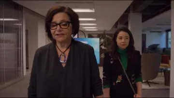 Imprimé Blazer Noir porté par Marissa Or (Sarah Steele) dans Le Bon Combat de la Saison 4 Épisode 7