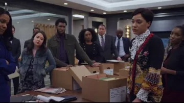 Falda tejida negra usada por Lucca Quinn (Cush Jumbo) en The Good Fight Temporada 4 Episodio 7