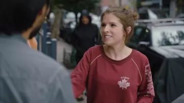 Bourgogne Sweat-shirt porté par Darby (Anna Kendrick) dans l'Amour de la Vie Saison 1 Épisode 3