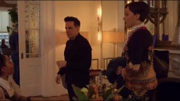 Cardigan estampado usado por Lucca Quinn (Cush Jumbo) en The Good Fight Temporada 4 Episodio 7