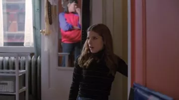 Rayé Chandail à col Roulé porté par Darby (Anna Kendrick) dans l'Amour de la Vie Saison 1 Épisode 2